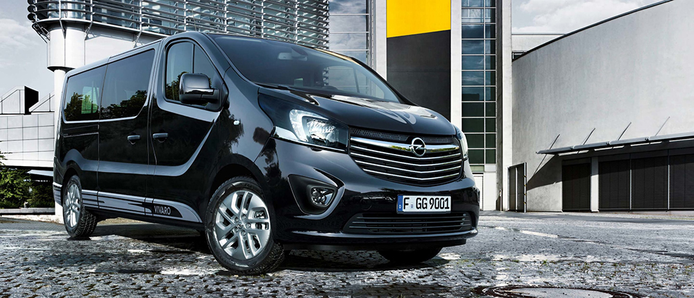 Nuovo Opel Vivaro Tourer Sport 2018 nero su strada