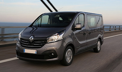 Furgone 9 posti nero Renault su strada